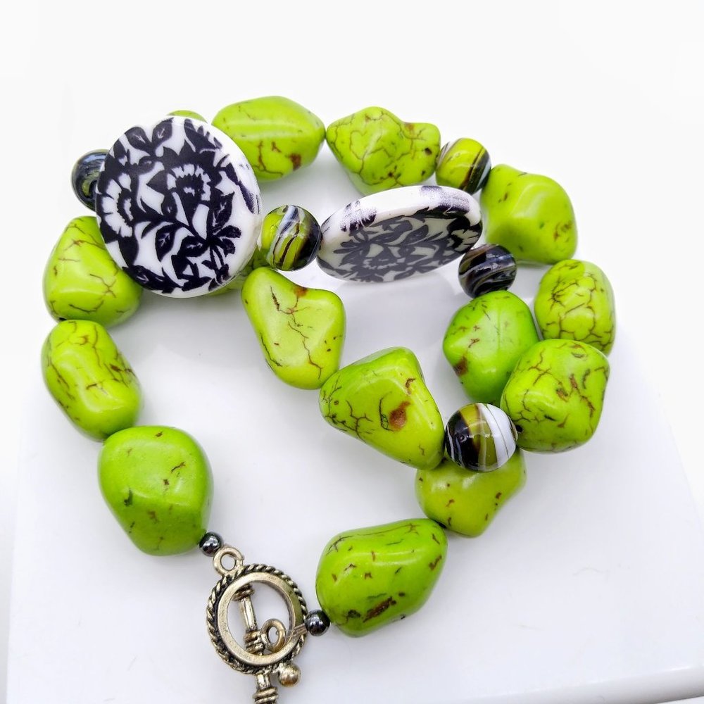 Fantastic Bright Green Beaded Necklace, Dyed Natural Stones with Vintage Art - Picture 2 of 4